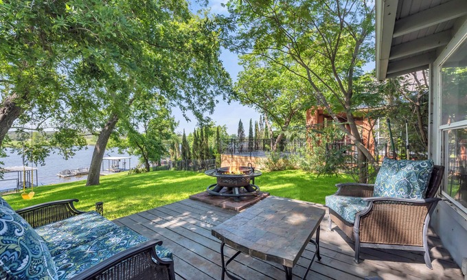Kingsland House | Charming 2BR Waterfront Retreat - Lake LBJ - Boat Dock w/Lift, Fire Pit, Game Table