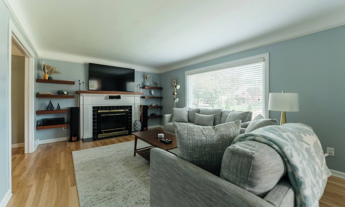 Grosse Pointe House | Charming 3-bedroom house with WiFi, AC in beautiful Grosse Pointe Park