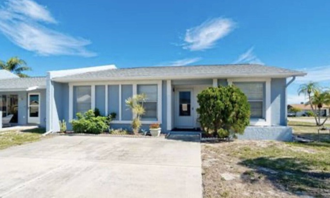 South Bradenton Villa | Elegant 3-Bedroom Villa with Pool in Vibrant Bradenton