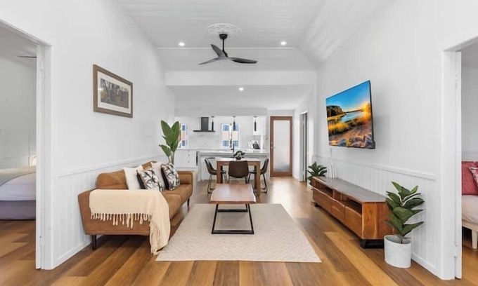 South Townsville House | Chic 3-Bed, 2-Bath Cottage with Breakfast & Kitchen Access