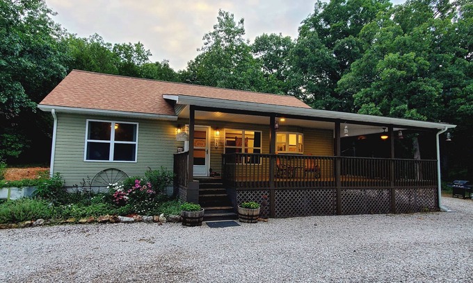 Eldon Cottage | Charming 3-BED Cottage- WiFi & Fishing Pond in Eldon, MO -15 MIN to Bagnell Dam!