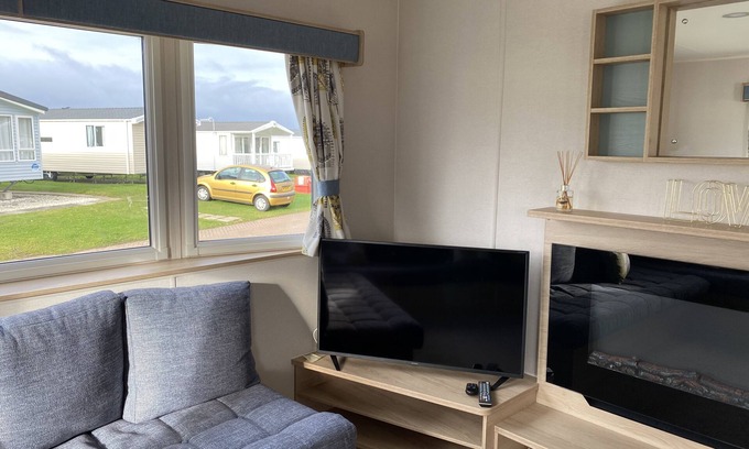 Filey Cabin | Cozy 3-Bed Holiday Home at Primrose Valley with Kitchen