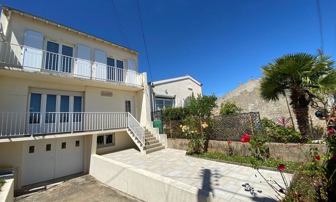Fouras House | Villa Fouras: Family-Friendly Retreat with Oceanfront Views