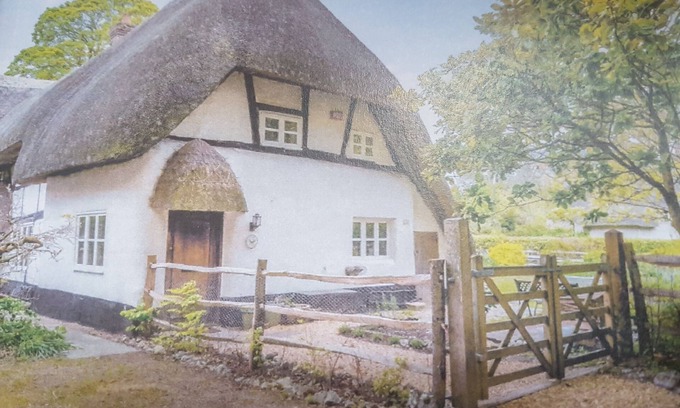 Stockbridge Cottage | Idyllic 3-Bed Thatched Cottage Near Stockbridge Winchester