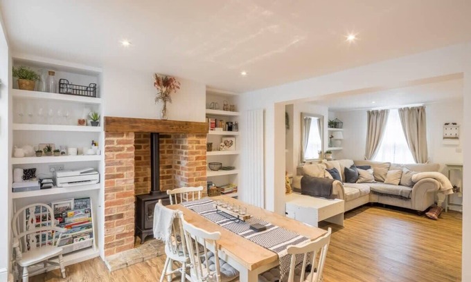 Little Shelford House | Top-Rated 3 Bedroom Cottage with Beautiful Garden Oasis