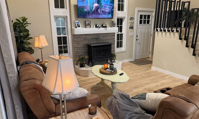 Russells Point House | Charming 3-bedroom house with AC, WiFi Large Yard, Close to Lake
