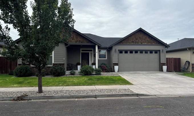 Battle Ground House | Charming 3-bedroom house with WiFi, AC in peaceful Battle Ground