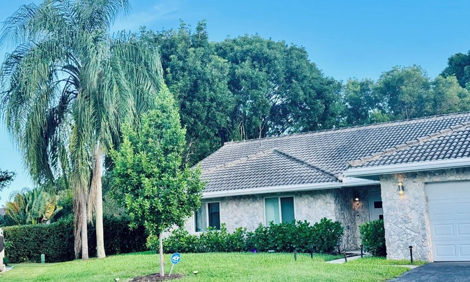 Coral Springs House | Charming 3-bedroom house with WiFi, AC in Coral Springs