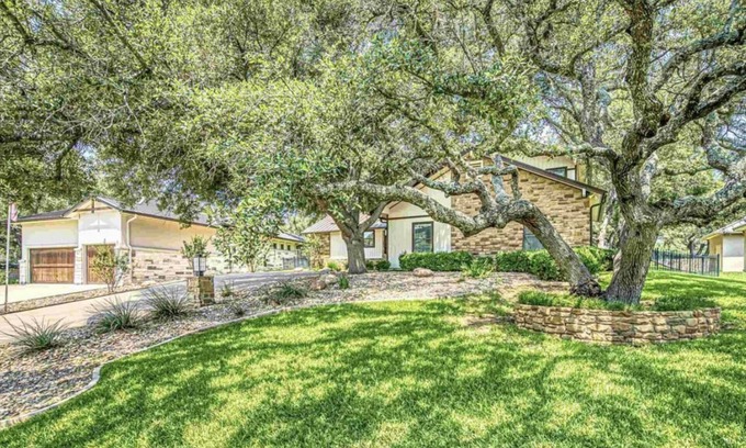 Horseshoe Bay West House | Charming 3-bedroom house in brilliant Horseshoe Bay West on RamRock Golf Course