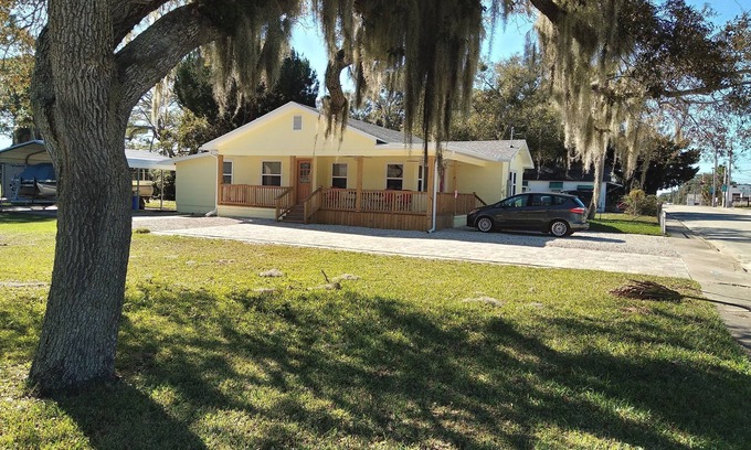 Edgewater House | Guest Rated: Oceanfront 3 Bedroom Home with Veranda