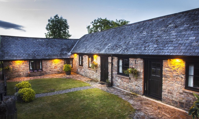 Tiverton Apartment | Inviting 3-Bedroom Cottage with Indoor Pool & Sauna in Devon
