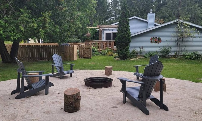 Two Rivers House | Charming 3-bedroom dog friendly home on 5 acres in Two Rivers.