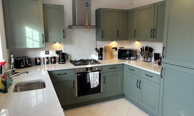 Ault Hucknall House | Charming 3-bedroom house in Van Dyk Village, Chesterfield, with WiFi and parking