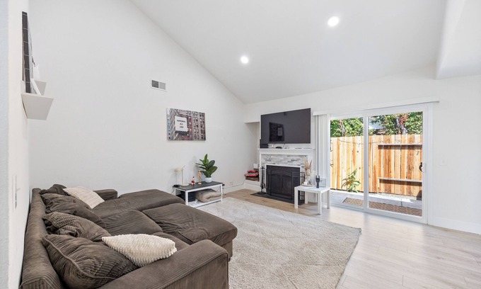South Natomas House | Charming 3-bedroom house in Sacramento with WiFi and AC