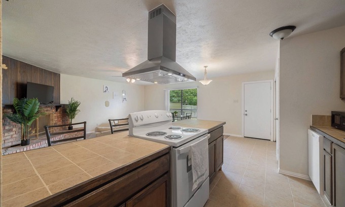 The Colony House | Charming 3-bedroom house in pleasant The Colony with WiFi, AC