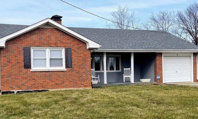 Winchester House | Charming 3-Bedroom House with Pool, WiFi, AC in Tranquil Winchester