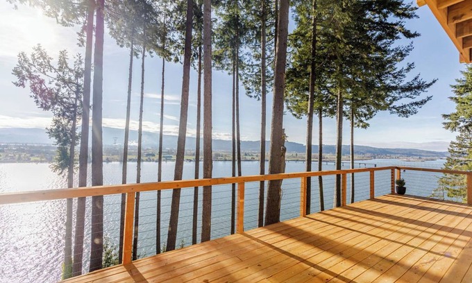 East Cathlamet House | Charming 3-bedroom house in peaceful Cathlamet with Hot tub, WiFi and AC