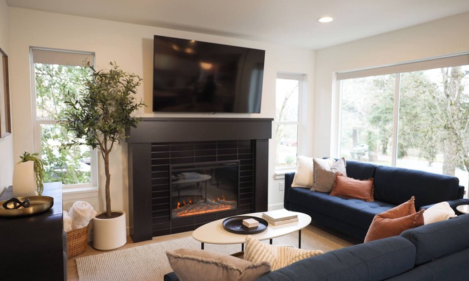 Lincoln House | Charming 3-bedroom House with Fire Place - Heart of Vancouver
