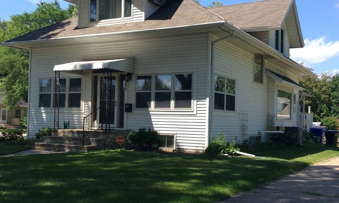 Appleton House | Charming 3-bedroom house in fantastic Appleton with AC, WiFi