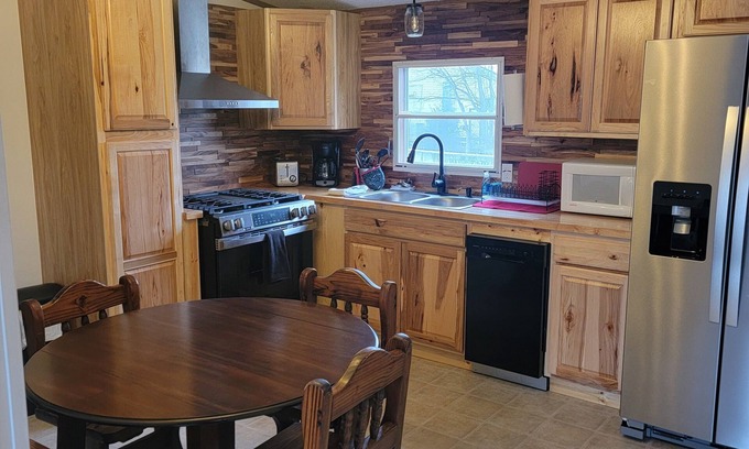 Hornbeak House | Charming 3-bedroom house with WiFi, AC in amazing Hornbeak