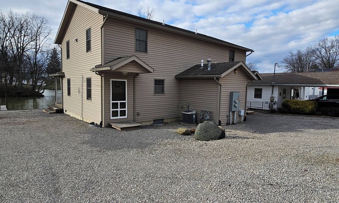 Lakeview House | Charming 3-bedroom house in Pleasant Lakeview with AC, WiFi