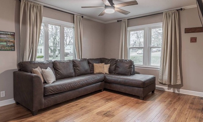 Rockford House | Charming 3-bedroom house with WiFi, AC in amazing Rockford