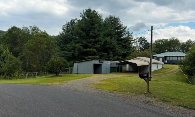 Dugspur House | Charming 3-bedroom house in welcoming Dugspur with peace of mind.