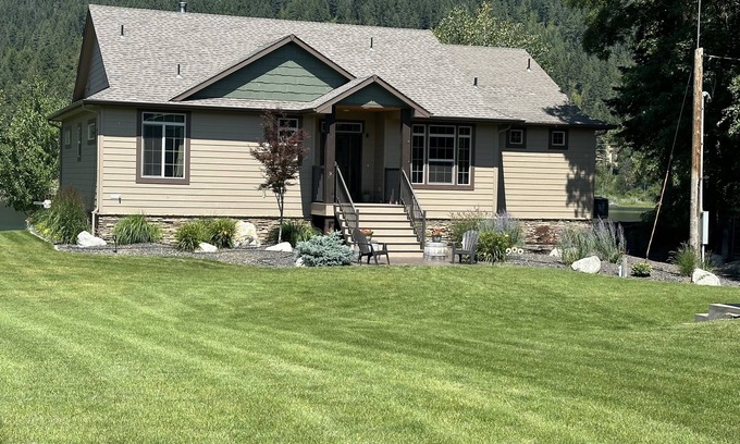 Cusick House | Charming 3-bedroom house on the river ready for fun in the sun.