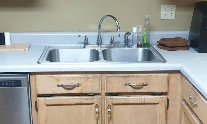 Daphne House | Charming 3-bedroom house with WiFi and AC.