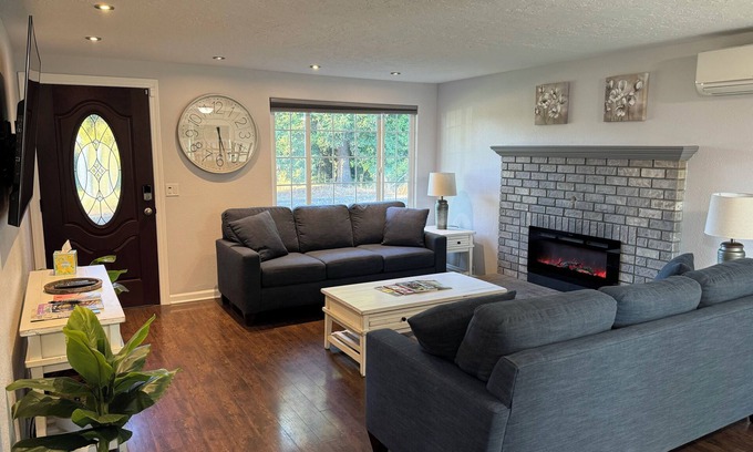 Eugene House | Charming 3-bedroom house with Star link WiFi and AC in Eugene