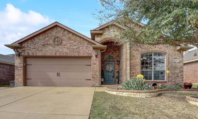 Haslet House | Charming 3-bedroom house in serene Haslet with Wi-Fi, AC, Min of 30 nights