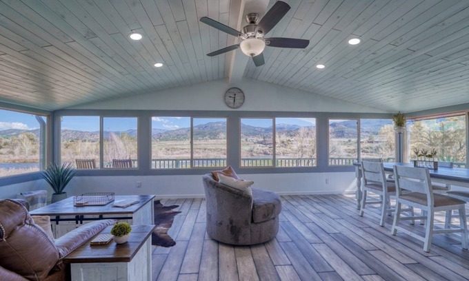 Howard House | Charming 3-bedroom house on the Arkansas River, close to Salida with WiFi !