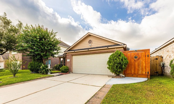 Atascocita House | Charming 3-bedroom house with WiFi and AC in Humble