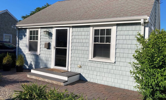 Hull House | Charming 3-bedroom house with AC & WiFi in Hull; steps to Nantasket beach
