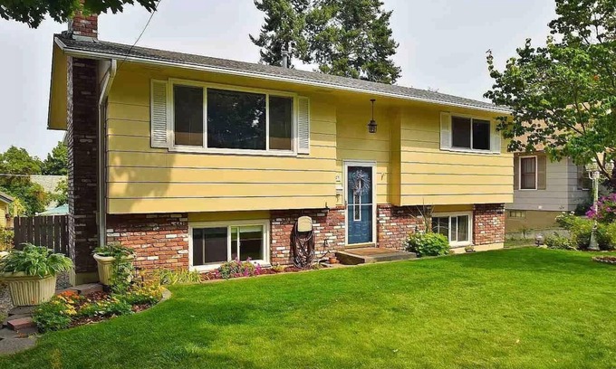 South Perry District House | Charming 3-bedroom that sleeps 7 close to downtown, universities and hospitals