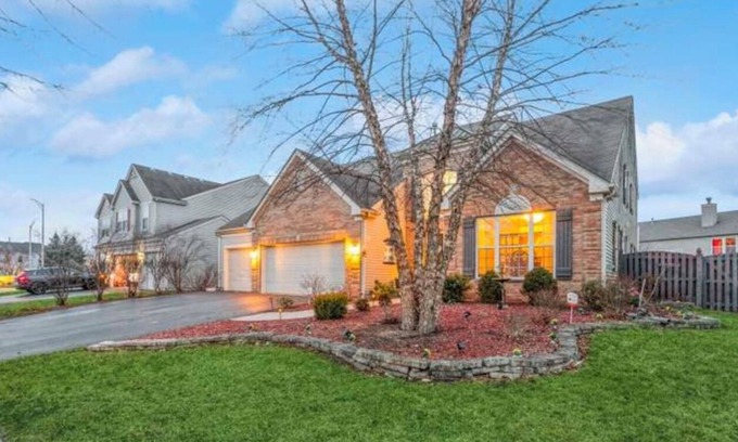 Bolingbrook House | Charming 3-bedroom house in Bolingbrook with AC, WiFi , chef kitchen for brunch
