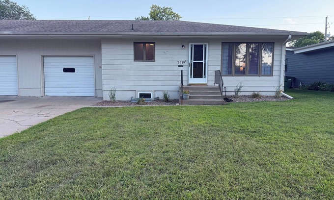 Grand Island Apartment | Charming 3-bedroom apartment in marvelous Grand Island with AC