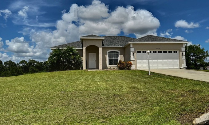 Myakka City House | Charming 3-bedroom house in Serene Myakka City near Freedom Factory & Terranova