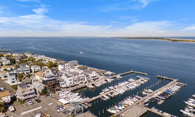Highlands House | Charming 3-bedroom waterfront house with WiFi and AC in charming Highlands