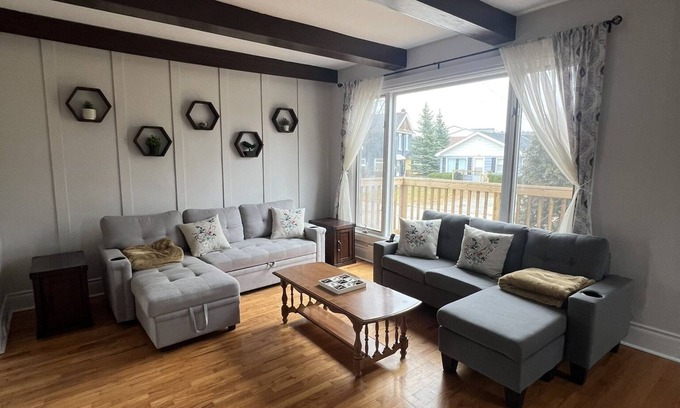 Meaford House | Inviting 3 BR Home by Georgian Bay with Pool & Breakfast
