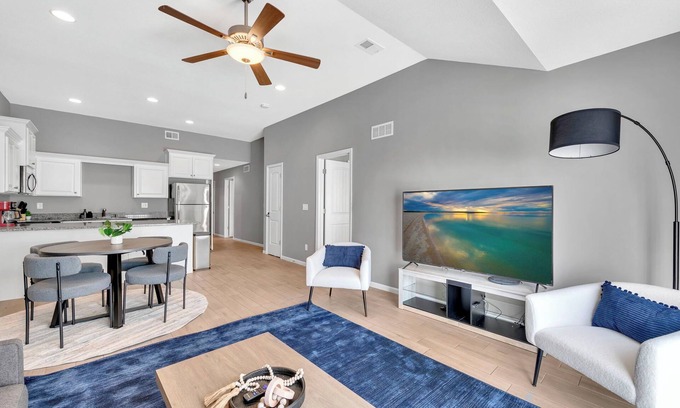 Blue Springs House | Charming 3bd, 2ba single-level TH w/garage, ADA