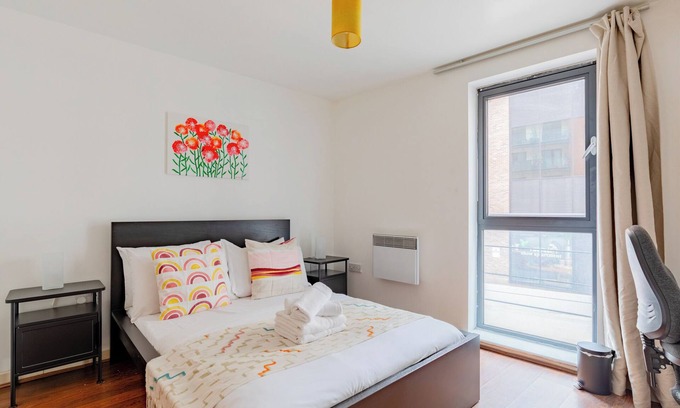 Leyton Apartment | Charming 3BD Retreat with Balcony, East London