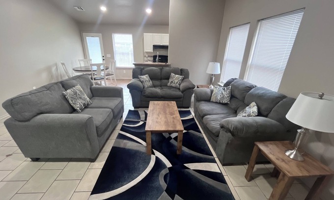 Norman House | Charming 3bed 2bath Duplex in Norman 5 minutes from OU