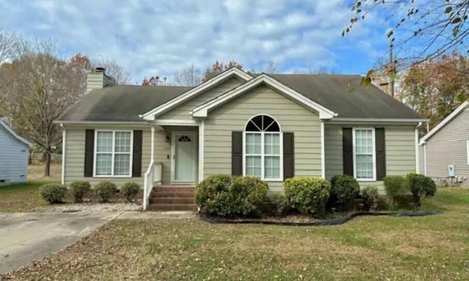 Knightdale House | Inviting 3-Bed Retreat with Spa & Breakfast Included