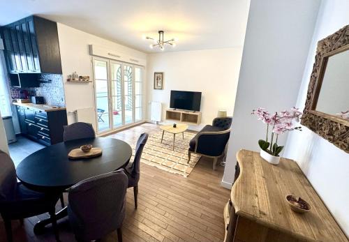 Le Plessis-Robinson Apartment | Charming 3BR Apartment with Loggia close to Paris