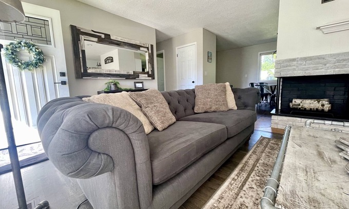 Tigard House | Book Cheerful 3br: Pet-Friendly and Steps to Downtown!
