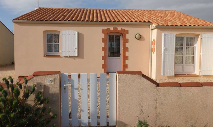 Givrand House | Relaxing Villa Givrand: 3 Bedrooms for Family Getaways