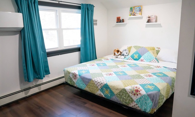 West Hempstead House | Charming 3BR Retreat WiFi, AC & Serenity in West Hempstead