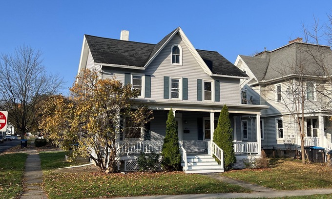 Geneva House | Ideal 4 BD Retreat with Pool Near Downtown Geneva