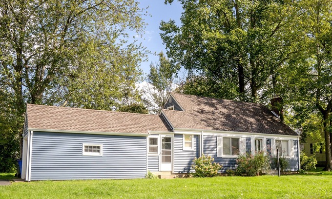 West Hartford House | Pet-Friendly 4-Bed House in Prime Location for Families